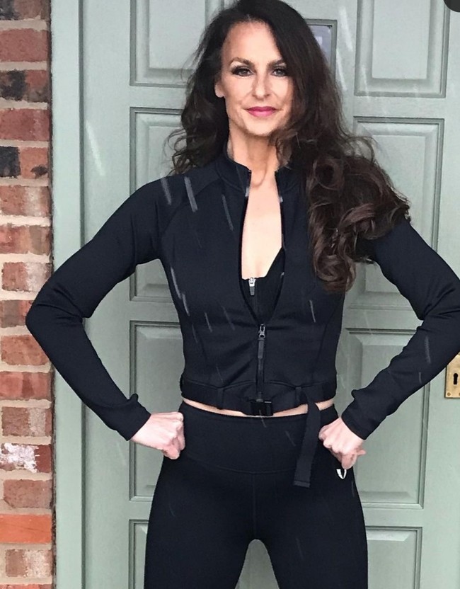 Sebelumnya aku makan roti dan selai untuk sarapan, sandwich dan kentang untuk makan siang, dan pasta untuk makan malam. Tapi pelatih mengganti semua makanan tersebut dengan yogurt berprotein dengan kue oat dan blueberry, tuna dengan nasi coklat dan salad, dan ayam, sayur dan ubi, ungkap Paula. Foto: Dok. Instagram/@paulatennant_fitover50