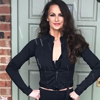 Sebelumnya aku makan roti dan selai untuk sarapan, sandwich dan kentang untuk makan siang, dan pasta untuk makan malam. Tapi pelatih mengganti semua makanan tersebut dengan yogurt berprotein dengan kue oat dan blueberry, tuna dengan nasi coklat dan salad, dan ayam, sayur dan ubi, ungkap Paula. Foto: Dok. Instagram/@paulatennant_fitover50