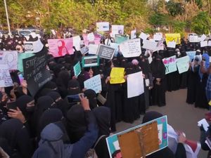 Ramai Aksi Demo Larangan Hijab, India Perintahkan Sekolah Ditutup
