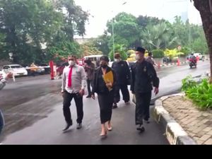Pelapor Arteria Dahlan Bawa Bukti 2 Pasal saat Diperiksa Polda Metro
