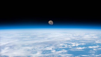 Bulan yang berada di horison Bumi terlihat mengagumkan. Foto: NASA