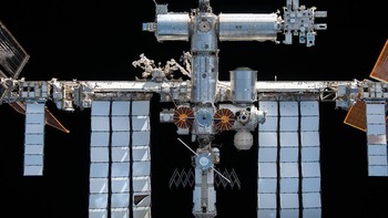 Dalam dokumen ISS Transition Plan yang diserahkan ke Kongres AS, NASA menjabarkan proses untuk membawa kembali ISS ke Bumi. Pertama, kontrol misi akan menjalankan mesin pendorong untuk menurunkan ketinggian ISS secara perlahan. Foto: NASA
