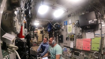 Astronaut tinggal di ISS dalam gravitasi nol. Kru pertama yang tinggal di sana tiba pada 2 November 2000. Foto: NASA