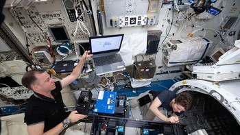 Berbagai macam instrumen penelitian dan komputer yang dioperasikan oleh para kru yang sedang bertugas. Kru di ISS selalu berganti setelah jadwalnya selesai. Foto: NASA