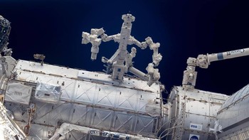 ISS mengelilingi Bumi kurang lebih dalam jangka waktu 93 menit sehingga setiap hari mengelilingi sebanyak 15,5 kali. Foto: NASA