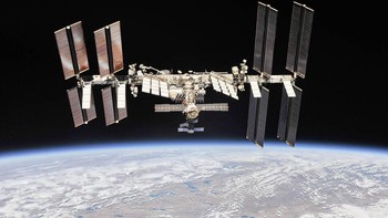 International Space Station (ISS) aalah stasiun antariksa modular yang berada di orbit rendah Bumi. Ini adalah proyek kolaboratif antara NASA, Rocosmos, JAXA, ESA dan CSA. ISS menangkasa pada 20 November 1998 atau 23 tahun yang lalu.  Foto: NASA