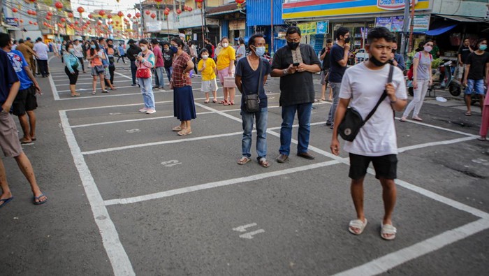 PENATAAN KAWASAN KULINER PASAR LAMA Pedagang menunjukkan surat tanda penyewaan lapak dagang saat penataan ulang kawasan kuliner Pasar Lama, Kota Tangerang, Banten, Senin (7/2/2022). Pemerintah Kota Tangerang menata ulang kawasan kuliner Pasar Lama dan menetapkan uang sewa kepada para pedagang akibat adanya dugaan pungutan liar di kawasan tersebut yang dianggap meresahkan para pedagang. ANTARA FOTO/Fauzan/rwa.