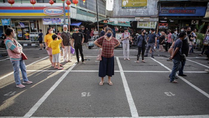 PENATAAN KAWASAN KULINER PASAR LAMA Pedagang menunjukkan surat tanda penyewaan lapak dagang saat penataan ulang kawasan kuliner Pasar Lama, Kota Tangerang, Banten, Senin (7/2/2022). Pemerintah Kota Tangerang menata ulang kawasan kuliner Pasar Lama dan menetapkan uang sewa kepada para pedagang akibat adanya dugaan pungutan liar di kawasan tersebut yang dianggap meresahkan para pedagang. ANTARA FOTO/Fauzan/rwa.