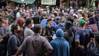 Sejumlah pedagang mengantre untuk mendapatkan surat tanda penyewaan lapak dagang saat penataan ulang kawasan kuliner Pasar Lama, Kota Tangerang, Banten, Senin (7/2/2022). 