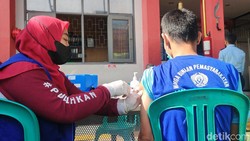 Sebanyak 126 warga binaan Lapas Kelas IIB Sukabumi mendapatkan vaksin COVID-19. Jenis vaksin yang diberikan yakni AstraZeneca.