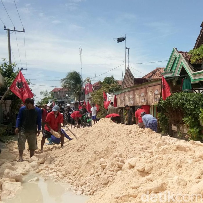 Pengurukan Jalan akibat banjir Lamongan