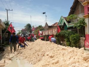 235 Meter Jalan Tergenang Dampak Bengawan Njero Lamongan Diuruk Batu Kapur