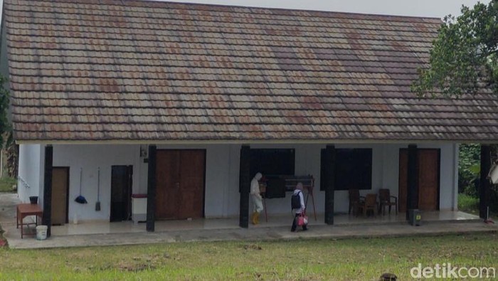 Petugas kesehatan mengantar pasien COVID-19 ke ruang isolasi di Lebak.