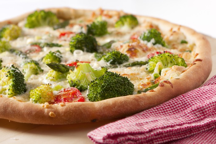 Pizza dengan topping sayuran (veggie pizza)