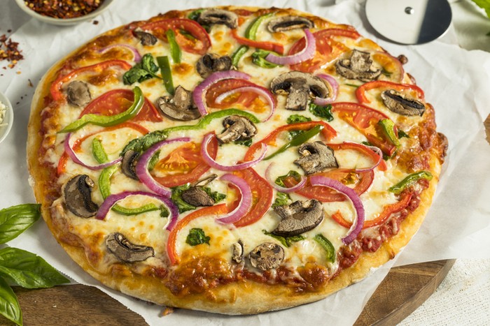 Pizza dengan topping sayuran (veggie pizza)