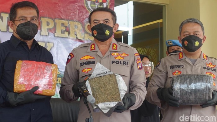 Polda DIY merilis para pelaku peredaran jaringan ganja Sumatera-Jawa, Selasa (8/2/2022).