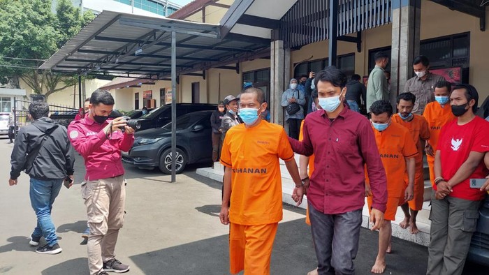 Polisi menggelandang empat kurir jasa ekspedisi yang lakukan tindakan pencurian dan pengeroyokan rekan kerja