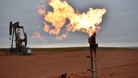 Menara suar membakar gas alam di ladang minyak Watford City, AS, 26 Agustus 2021. AS berjanji akan menjaga pasokan gas jika Rusia benar-benar menyerang Ukraina sebagai pensuplai utama gas alam cair di Eropa, (Foto AP/Matthew Brown)