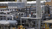 Tangki dan pipa memindahkan produk melalui MarkWest Bluestone Gas Processing Plant di Evans City, Philadelpia, AS, 17 Oktober 2019. Selama sebulan terakhir, dua per tiga LNG Amerika diekspor ke Eropa. (AP Photo/Keith Srakocic)