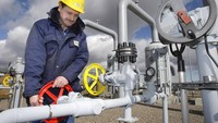 Teknisi bekerja  di Stasiun Kompres Gas Alam di Sayda, Jerman timur, Rabu, (12/3/2008). Di kota perbatasan itu, gas alam didatangkan dari Rusia, Ukraina, Slovakia dan Republik Ceko. Ketergantungan energi itu membuat Eropa khawatir terhadap aksi militer Rusia di Ukraina.  (Foto AP/Matthias Rietschel, File)