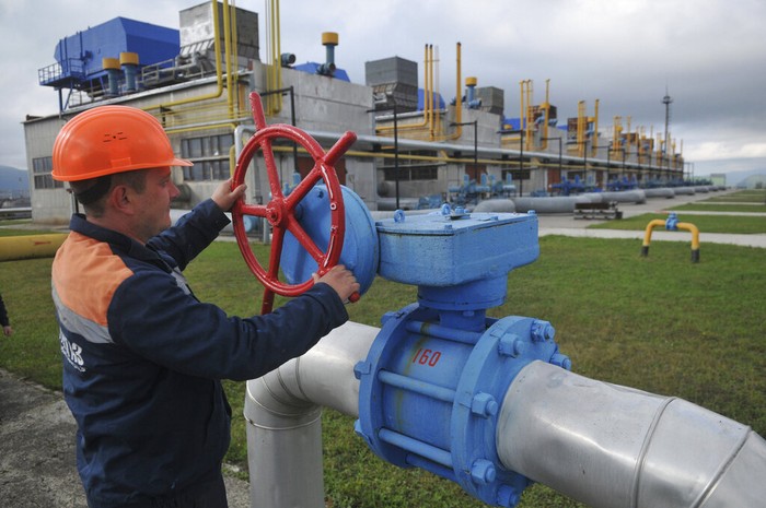 Potret Gas Alam yang Jadi Pangkal Konflik di Ukraina FILE - Oil tanker 'Trident Hope' unloads its fright in the oil port of Wilhelmshaven, northern Germany, on Tuesday, June 10, 2008. The U.S. has pledged to help maintain Europe's energy supply by boosting exports of liquefied natural gas, or LNG, if Russia were to invade Ukraine and reduce its gas shipments to the European Union. (AP Photo/Joerg Sarbach, File)