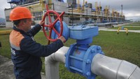 Pekerja mengecek fasilitas gas di Velovets, Ukraina bagian barat, 7 Oktober 2015. Kekhawatiran meningkat tentang apa yang akan terjadi pada pasokan energi Eropa jika Rusia menginvasi Ukraina, kemudian mematikan gas alamnya sebagai pembalasan atas sanksi AS dan Eropa. (AP Photo/Pavlo Palamarchuk)