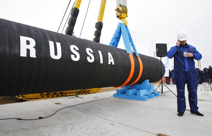 Potret Gas Alam yang Jadi Pangkal Konflik di Ukraina FILE - Oil tanker 'Trident Hope' unloads its fright in the oil port of Wilhelmshaven, northern Germany, on Tuesday, June 10, 2008. The U.S. has pledged to help maintain Europe's energy supply by boosting exports of liquefied natural gas, or LNG, if Russia were to invade Ukraine and reduce its gas shipments to the European Union. (AP Photo/Joerg Sarbach, File)