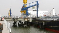 Kapal tanker Trident Hope membongkar muatan di pelabuhan Wilhelmshaven, Jerman utara, Selasa, (10/6/2008).  AS berjanji untuk membantu menjaga pasokan energi Eropa dengan meningkatkan ekspor gas alam cair, atau LNG, jika Rusia benar-benar menyerang Ukraina dan mengurangi pengiriman gasnya ke Uni Eropa. (Foto AP/Joerg Sarbach)