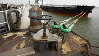 Kapal tanker minyak Trident Hope membongkar muatan di pelabuhan minyak Wilhelmshaven, Jerman utara, pada hari Selasa, (10/6/2008). AS dan sekutu termasuk Jerman masih melakukan upaya diplomasi untuk meredam kemungkinan terburuk di Ukraina. (Foto AP/Joerg Sarbach)