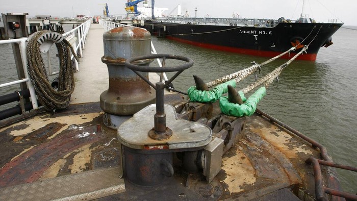 FILE - Oil tanker Trident Hope unloads its fright in the oil port of Wilhelmshaven, northern Germany, on Tuesday, June 10, 2008. The U.S. has pledged to help maintain Europes energy supply by boosting exports of liquefied natural gas, or LNG, if Russia were to invade Ukraine and reduce its gas shipments to the European Union. (AP Photo/Joerg Sarbach, File)
