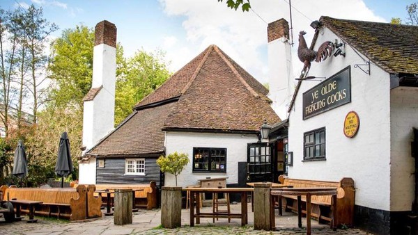 Menurut dewan wisata setempat, struktur utama pub bernama Ye Olde Fighting Cocks sudah dibangun sejak abad ke 11. (Ye Olde Fighting Cocks)