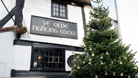 Memang, sebelum pandemi pun usaha pub di Inggris sudah sangat sulot. Bahkan pada 2008-2018, ada lebih dari 11 ribu pub yang telah ditutup. (Ye Olde Fighting Cocks)