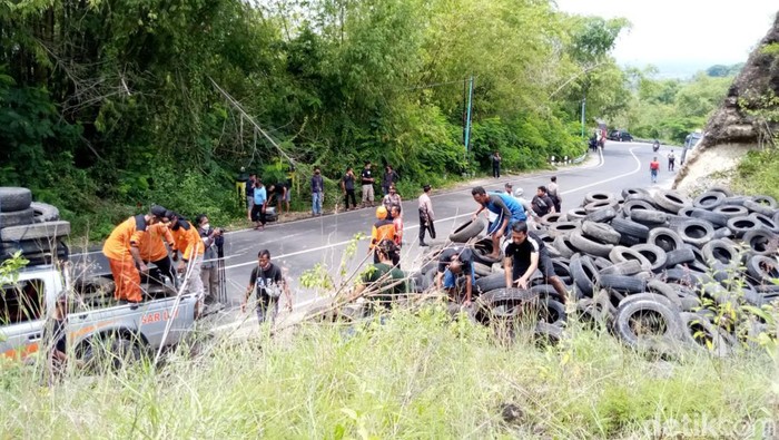 Relawan SAR dan komunitas trail memasang ban di tebing Bukit Bego, Selasa (8/2/2022).