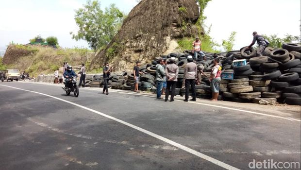 Relawan SAR dan komunitas trail memasang ban di tebing Bukit Bego, Selasa (8/2/2022).