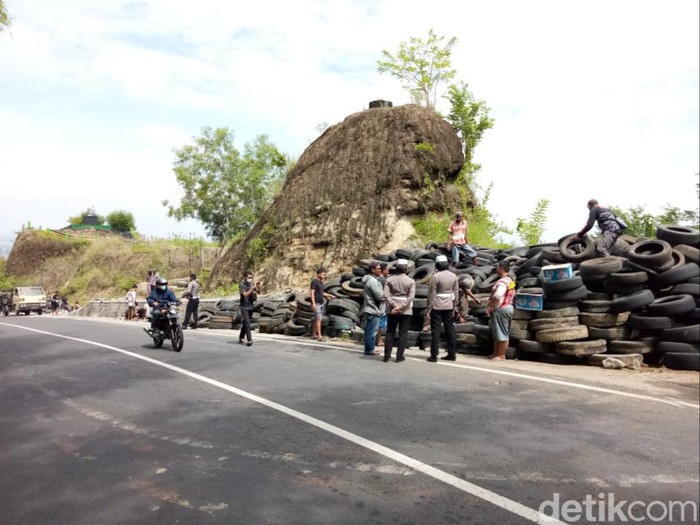 Relawan SAR dan komunitas trail memasang ban di tebing Bukit Bego, Selasa (8/2/2022).
