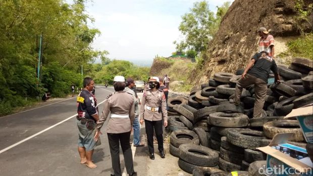 Relawan SAR dan komunitas trail memasang ban di tebing Bukit Bego, Selasa (8/2/2022).