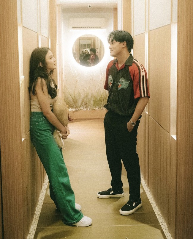 Hingga akhirnya Rizky Febian datang membawa sebuket bunga dan mengutarakan perasaannya. “Kalau kamu nerima aku, kamu ngambil bunga ini, dan kamu peluk aku.” “Tapi kalau kamu nggak nerima aku, kamu harus cium Robi,” sambung Iki. Foto: dok. Instagram @rizkyfbian