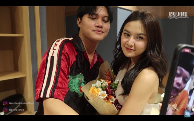 Setelah digosipkan pacaran, Rizky Febian menyatakan cintanya pada penyanyi jebolan Indonesian Idol itu. Momen romantis itu terekam dalam video yang diunggah di kanal YouTube adik Rizky Febian, Putri Delina. Foto: dok. YouTube Putri Delina