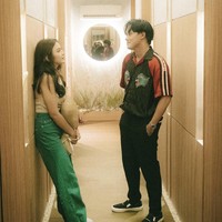 Hingga akhirnya Rizky Febian datang membawa sebuket bunga dan mengutarakan perasaannya. “Kalau kamu nerima aku, kamu ngambil bunga ini, dan kamu peluk aku.” “Tapi kalau kamu nggak nerima aku, kamu harus cium Robi,” sambung Iki. Foto: dok. Instagram @rizkyfbian