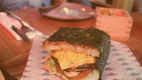 Dari dulu Mahalini memang suka kulineran. Salah satu santapan favoritnya ada kombinasi burger dengan sushi. Foto: Instagram @mahaliniraharja/Pool