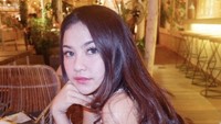 Tampil cantik saat di kafe, jadi salah satu caranya untuk menghabiskan waktu luang. Foto: Instagram @mahaliniraharja/Pool