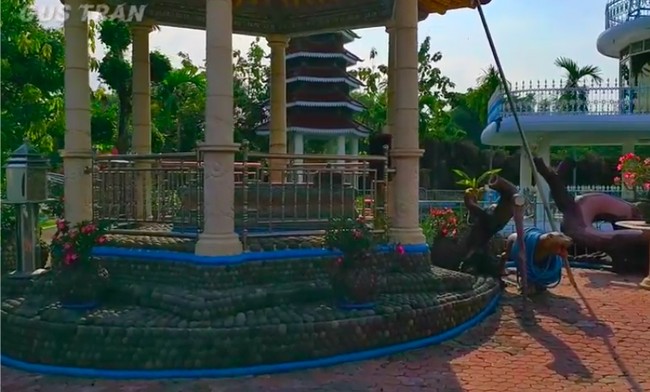 Makam KH Ali Mursyid juga berada di halaman rumahnya. Pengunjung bisa melakukan ziarah. Adapun tak ada biaya yang dipungut alias gratis untuk masuk area tersebut. (Foto: YouTube/Gus Tran)