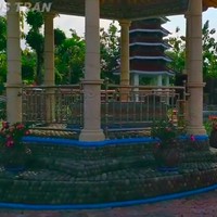 Makam KH Ali Mursyid juga berada di halaman rumahnya. Pengunjung bisa melakukan ziarah. Adapun tak ada biaya yang dipungut alias gratis untuk masuk area tersebut. (Foto: YouTube/Gus Tran)