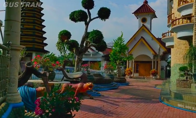 Gereja di rumah KH Ali Mursyid juga tak kalah megah.  (Foto: YouTube/Gus Tran)