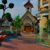 Gereja di rumah KH Ali Mursyid juga tak kalah megah.  (Foto: YouTube/Gus Tran)