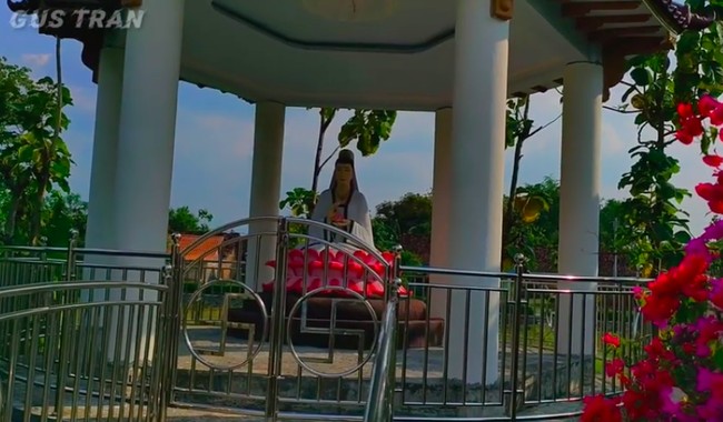 Di salah satu pojokan rumah, berdiri sebuah bangunan semacam gazebo yang di dalamnya terdapat patung Dewi Kwan Im. (Foto: YouTube/Gus Tran)