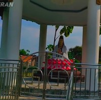 Di salah satu pojokan rumah, berdiri sebuah bangunan semacam gazebo yang di dalamnya terdapat patung Dewi Kwan Im. (Foto: YouTube/Gus Tran)