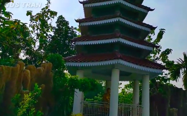 Tak jauh dari situ, ada vihara kecil dengan atap bersusun. Di dalamnya, berdiri sebuah patung Budha. (Foto: YouTube/Gus Tran)