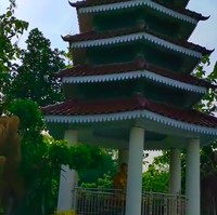 Tak jauh dari situ, ada vihara kecil dengan atap bersusun. Di dalamnya, berdiri sebuah patung Budha. (Foto: YouTube/Gus Tran)