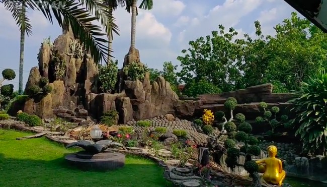 Sosok KH Ali Mursyid dikenal sebagai tokoh agama yang cukup disegani masyarakat Madiun. Wafat pada 2007, ia meninggalkan sebuah rumah unik yang dilengkapi fasilitas rumah ibadah untuk lima agama. (Foto: YouTube/Gus Tran)